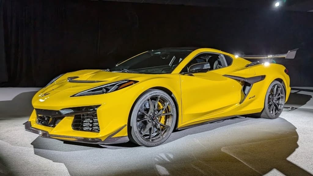 Chevrolet Corvette 2026: yangi salon, uch displey va modernizatsiya