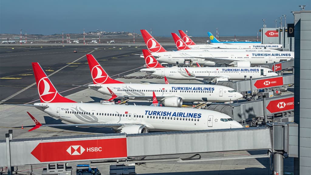 Turkish Airlines Rossiya bilan aviaqatnovlarni bekor qildi: minglab turistlar yo‘lda qoldi