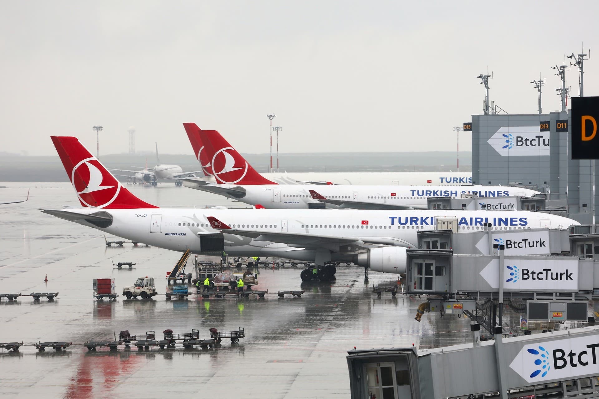 Turkish Airlines: To‘xtashdan oldin turgan yo‘lovchilar jarimaga tortiladi
