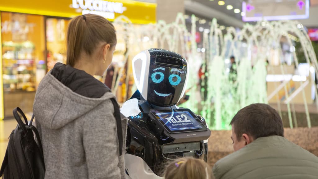 Ichmaydi va yomon yo‘lga yurmaydi: Rossiyada mehnat muhojirlari o‘rniga robotlar taklif qilindi