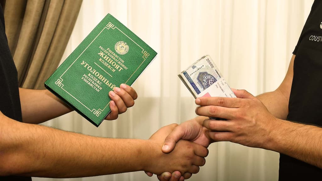 Navoiyda bank xodimi 190 mln so‘m pora olgan vaqtda ushlandi