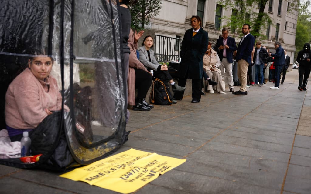 Yangi layfhak: navbatda turish pulli xizmatga aylantirildi