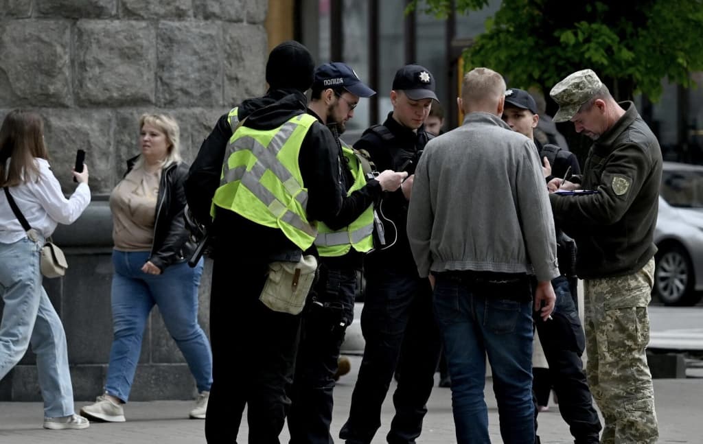 Украинада 49 минг эркак мамлакатдан қочишга уринган