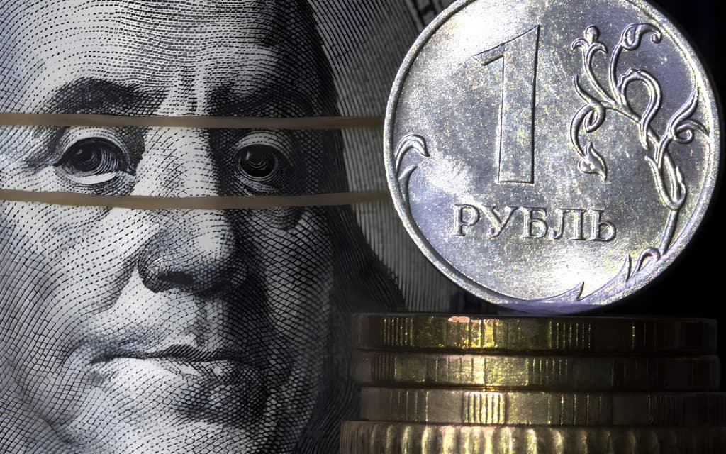 Sanksiyalar va sust iqtisodiyot fonida rubl qanday mustahkam turibdi?