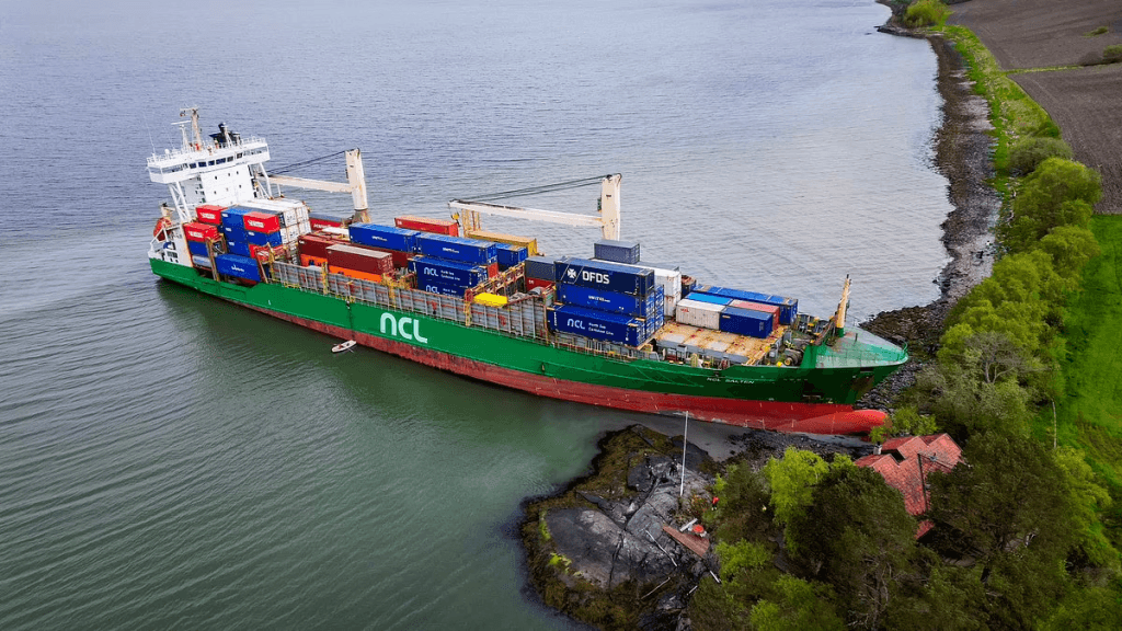 Shunaqasi ham bo‘ladi: Norvegiyada 135 metrli yuk kemasi birovning hovlisiga kirib ketdi