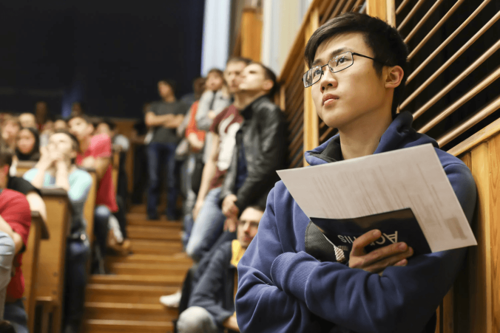 AQSH Xitoy talabalariga beriladigan vizalarni bekor qilishni boshladi