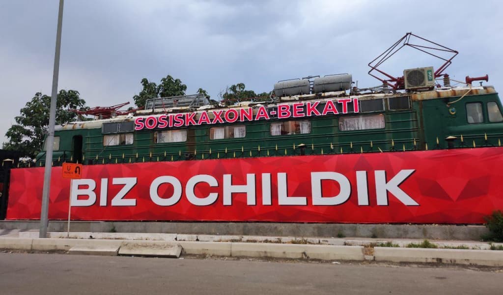 Toshkentdagi «Sosiskaxona» bekati tanqidlar ostida qoldi: peshlavha olib tashlandi