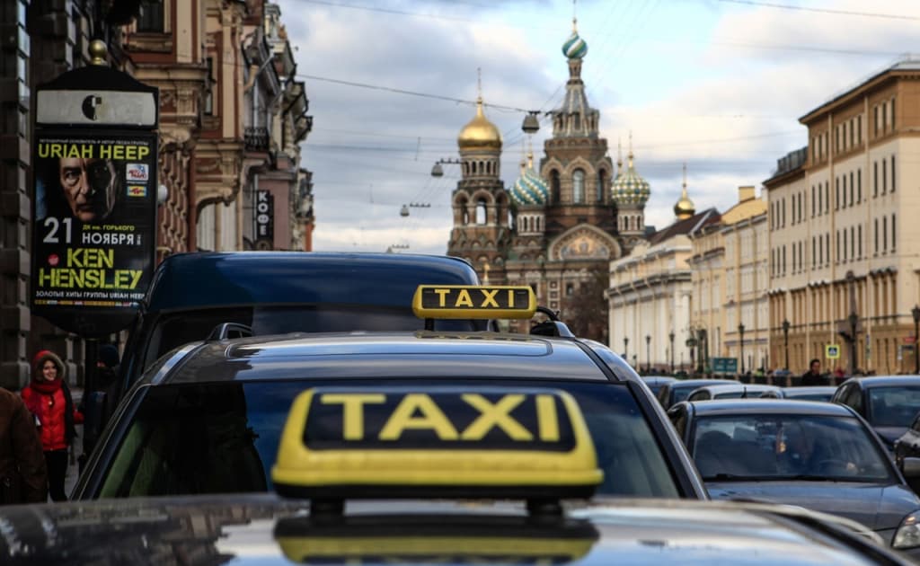 Sankt-Peterburgda migrantlarga taksichilik va kuryerlik faoliyati taqiqlanishi mumkin