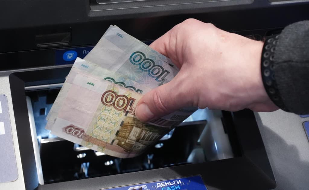 Rossiyada xorijga yirik pul o‘tkazmalariga cheklov joriy qilinmoqda