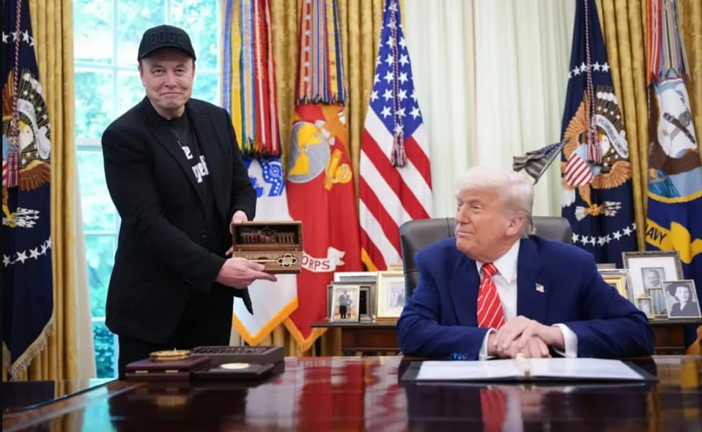 Tramp Maskka Oq uyning oltin kalitini sovg‘a qildi