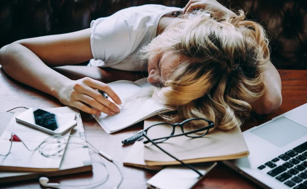 Inson nega bugungi ishni ertaga qoldirishga moyil? — Psixologlar tushuntiradi