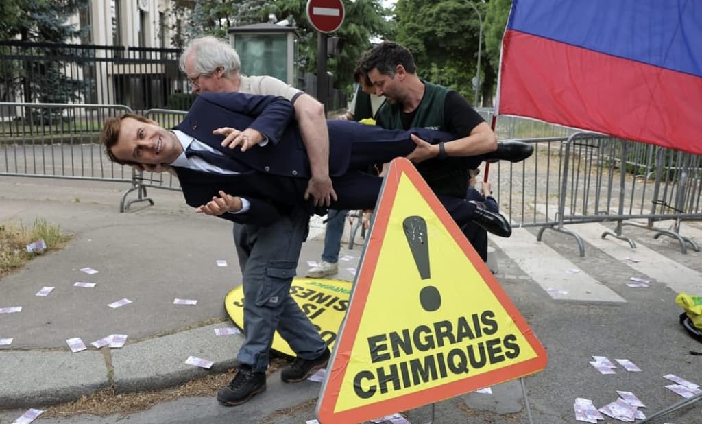 Parijda Makronning mum haykali o‘g‘irlanib, Rossiya elchixonasi oldida namoyish qilindi