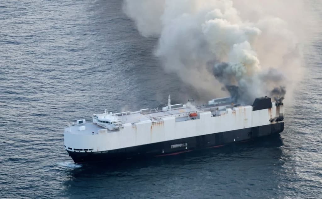 Tinch okeanida elektromobillar tashuvchi kema yonib ketti