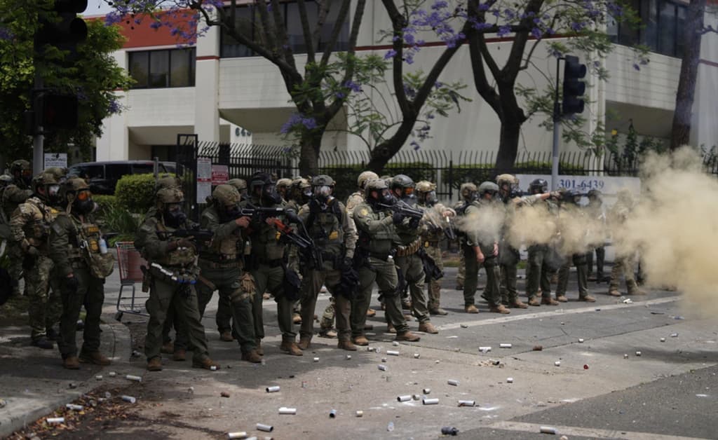 Tramp Los-Anjelesga norozilik namoyishlarini bostirish uchun Milliy gvardiyani yubordi