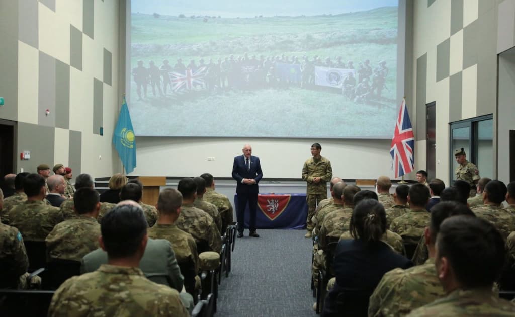 Buyuk Britaniya Qozog‘iston harbiylarini tayyorlashga yordam beradi