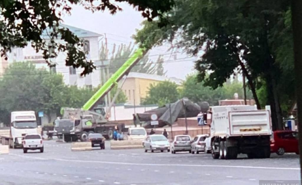 Қирғизистонда Лениннинг энг баланд ҳайкалларидан бири олиб ташланди