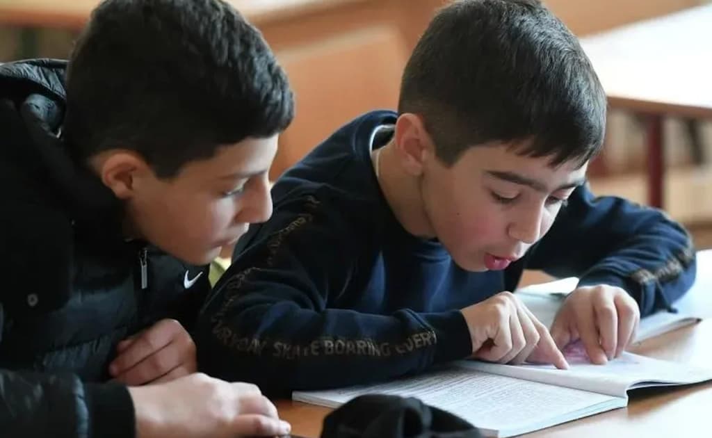 Россияда мигрант болалар учун рус тили курслари баҳсли масалага айланди