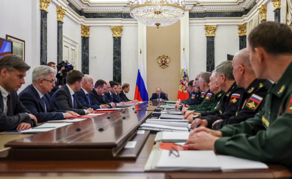 Putin Rossiya iqtisodiyotini safarbar etish va qurol ishlab chiqarishni kuchaytirishni buyurdi