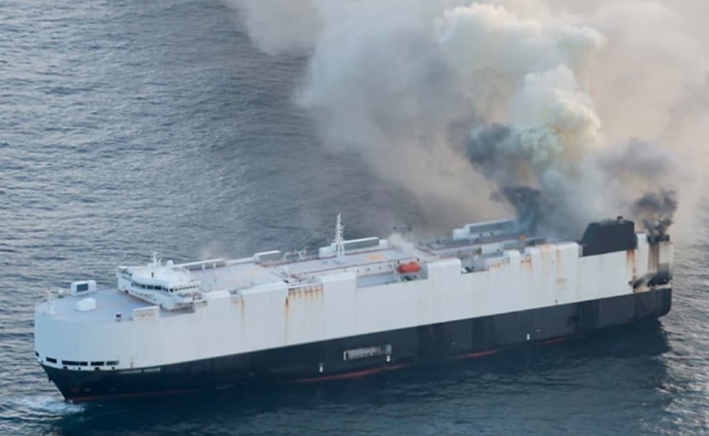 Тинч океанида 3 мингдан зиёд автомобил ортилган кема чўкиб кетди