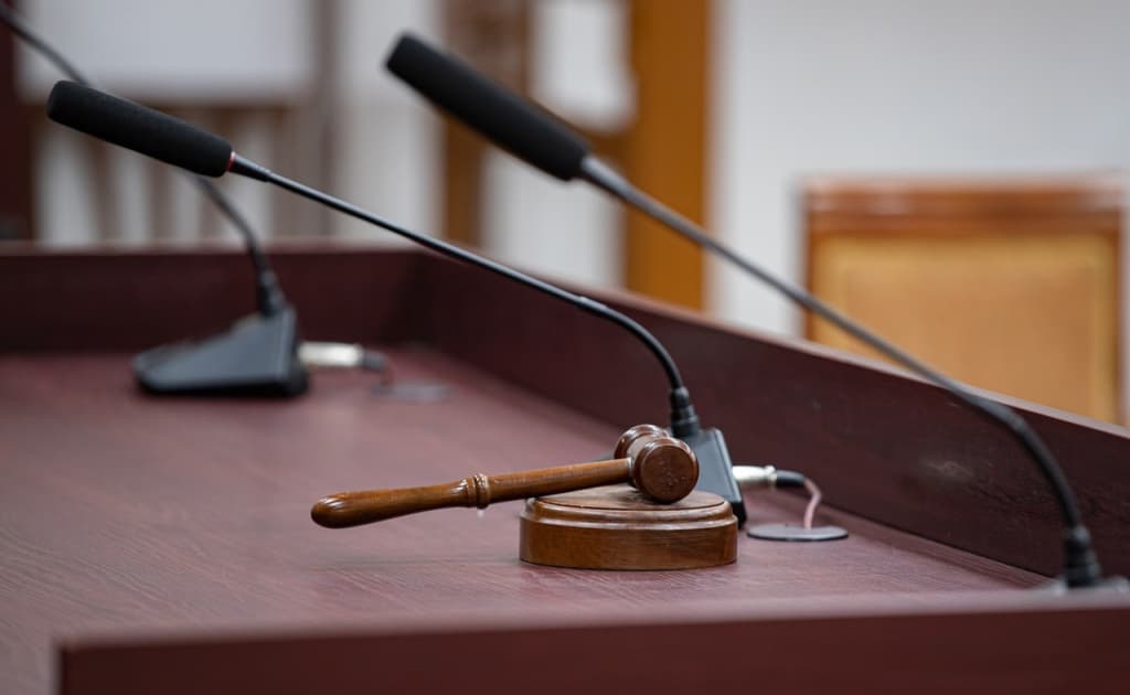 Денов тумани собиқ судяси  5 йилга қамалди