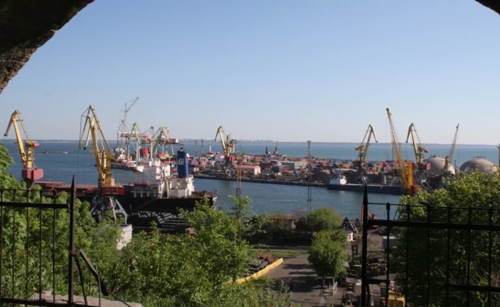 Rossiya Odessa portiga raketa va dronlar bilan hujum qildi: qurbonlar bor