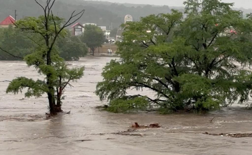Texasdagi suv toshqinlarida 24 kishi halok bo‘ldi