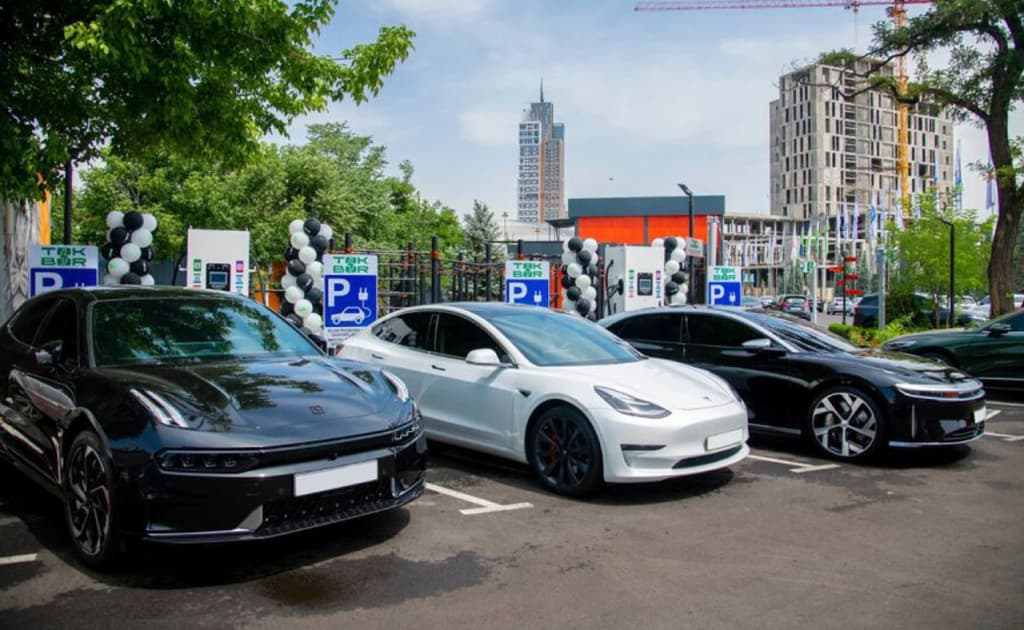O‘zbekistonda elektromobillarni quvvatlash joylarini egallagan mashinalarni jarimaga tortish taklif qilindi