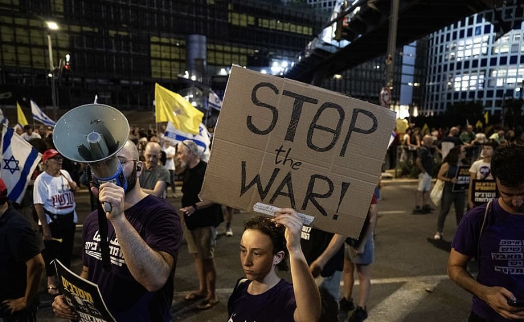 Britaniya Isroilga qarshi yangi choralar qo‘llashga tayyorligini bildirdi