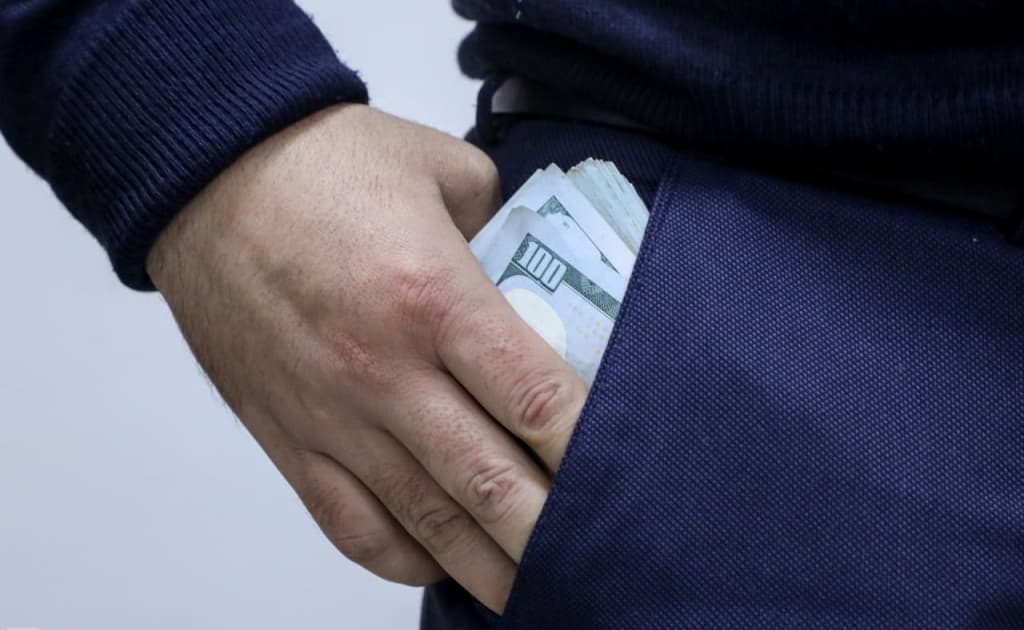 Jizzaxda hokim 10 ming dollar pora bilan ushlandi