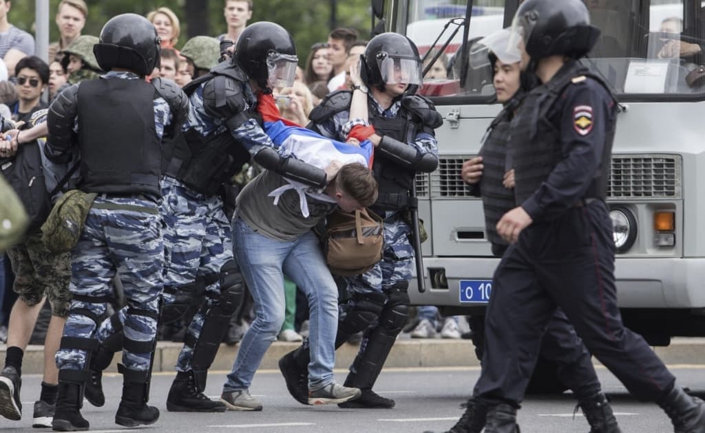 Rossiya hibsdagi gumonlanuvchilarni urushga yuborgan politsiyachilarga pul to‘laydi