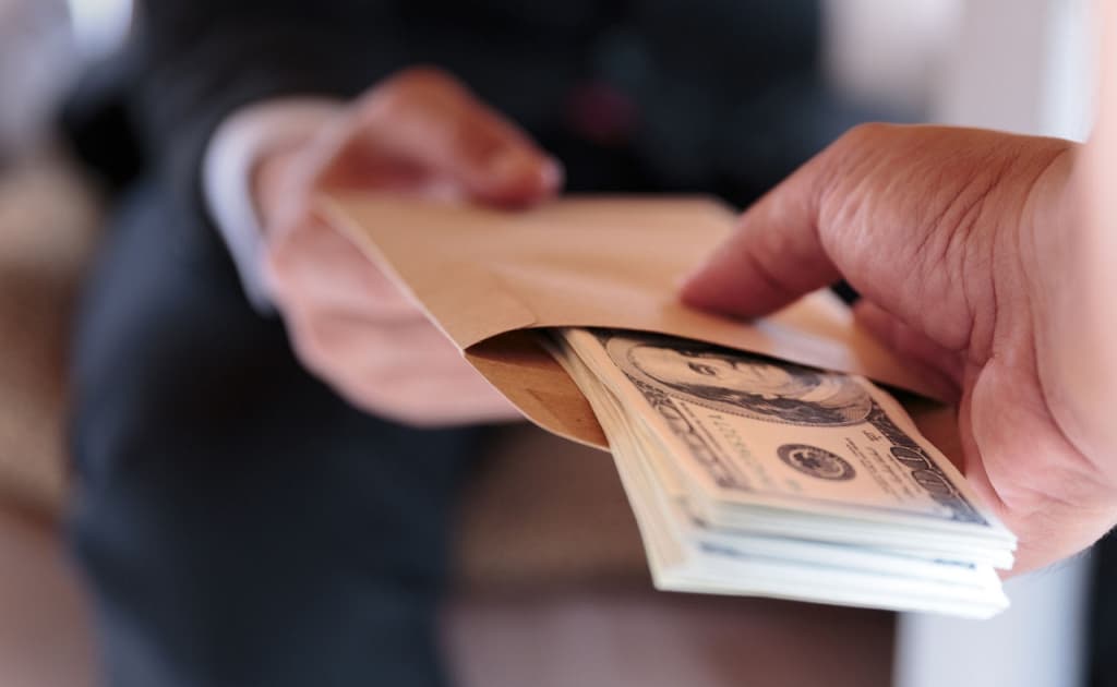 Pora evaziga yer, pensiya va imtiyozlar: amaldorlar mansabni tijoratga aylantirdi