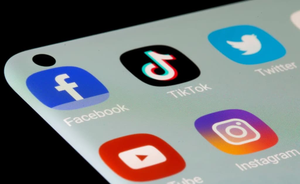 Bolalar TikTok va Instagram’ga kirolmaydi — YeI ota-onalarga yangi qoida o‘rnatyapti