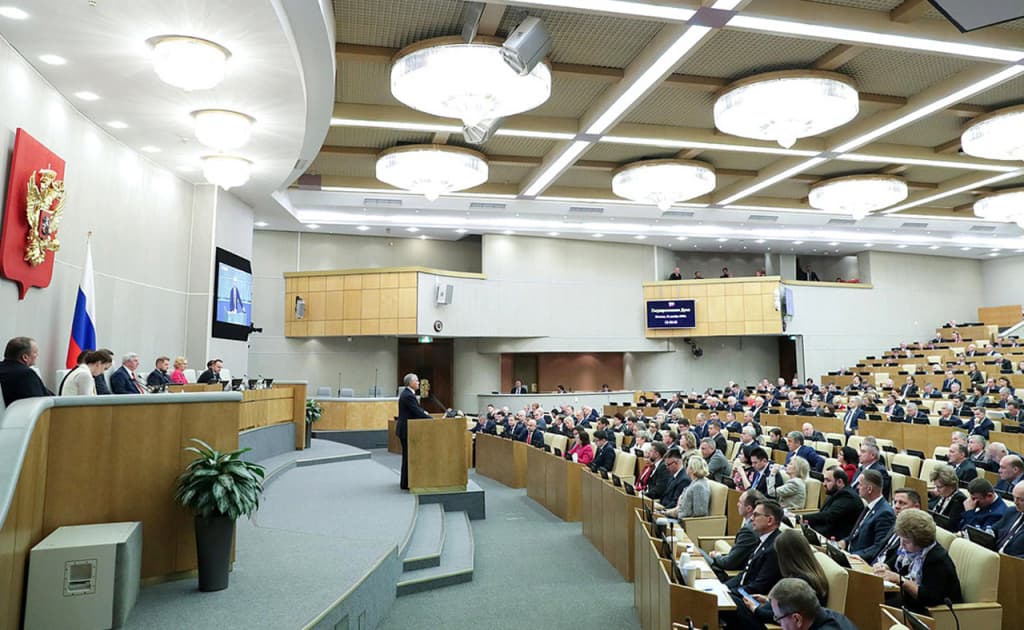 Rossiyalik deputat dollar kursini 108 rublgacha chiqarishni taklif qildi