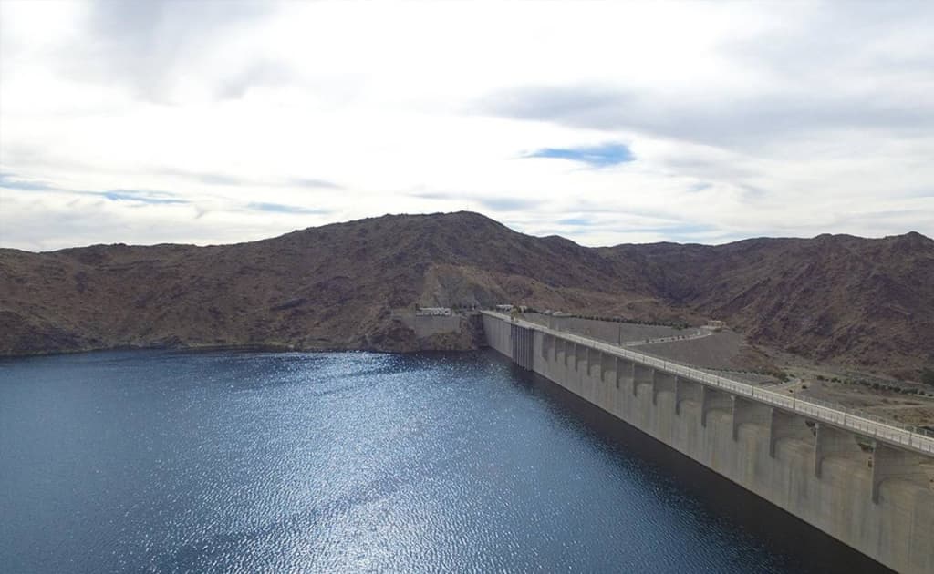 Chuchuk suv ilinjida: Saudiya yomg‘ir suvni to‘plovchi mingta yangi to‘g‘on qurmoqchi