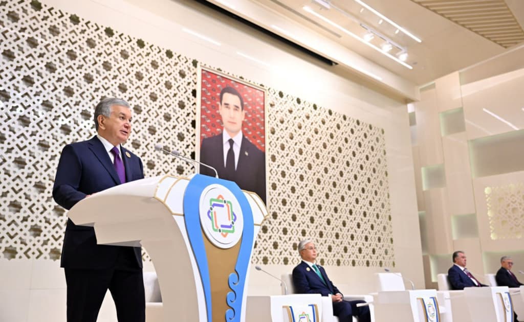 Mirziyoyev Turkmanistonda orden bilan mukofotlandi