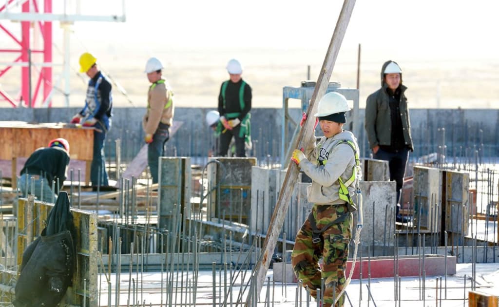 «Xuddi qullardek» — KXDRlik ishchilar Rossiyada dahshatli sharoitda mehnat qilmoqda