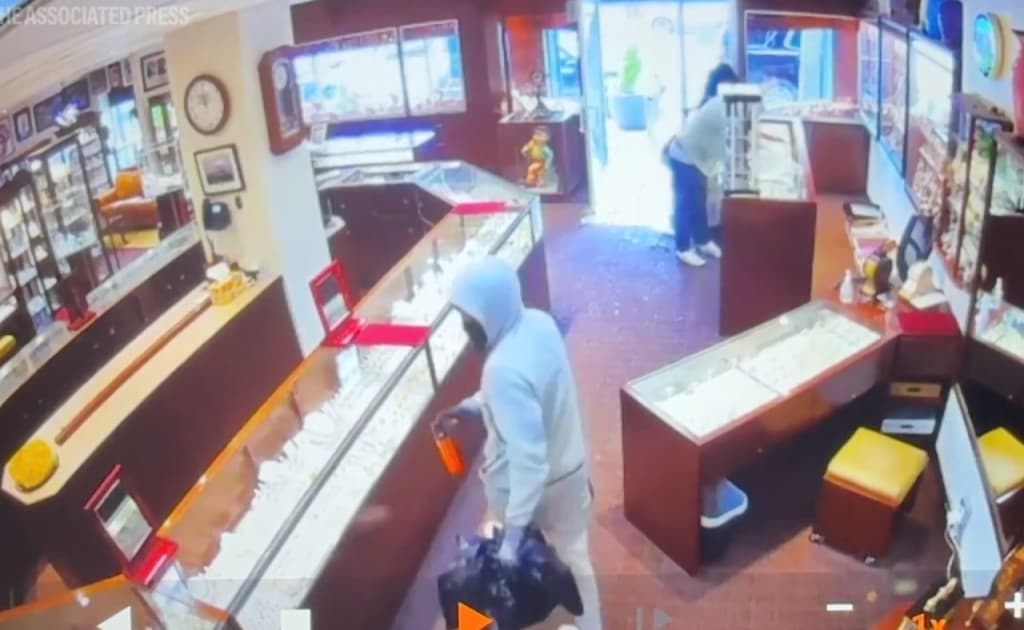 Sietl markazida o‘g‘rilar zargarlik do‘konini 90 soniyada «tozalab» ketishdi