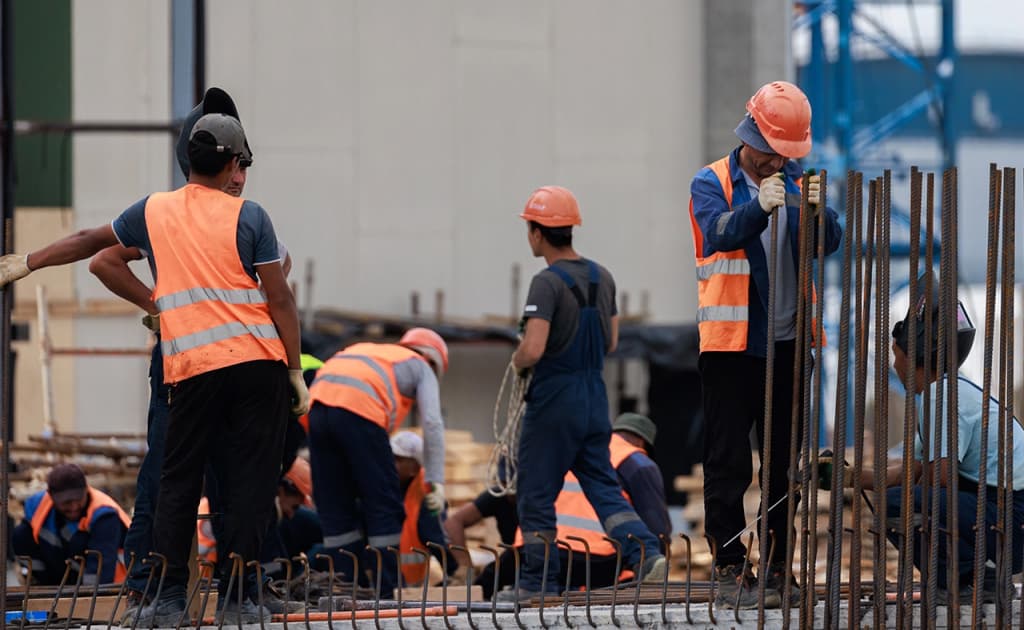 Rossiya mehnat bozorida migrantlar ulushi cheklanadi: 2026 yil uchun yangi kvotalar e’lon qilindi