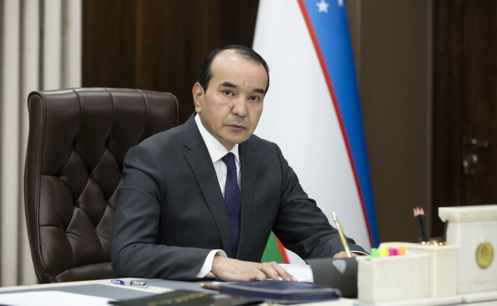 Ozodbek Nazarbekov yana reklamada ko‘rinish berdi: vazir qonundan bexabarmi?