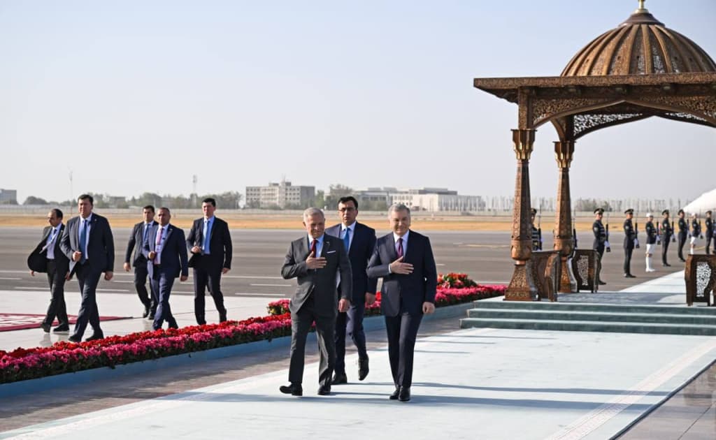 Shavkat Mirziyoyev Samarqand aeroportida Iordaniya qirolini kutib oldi