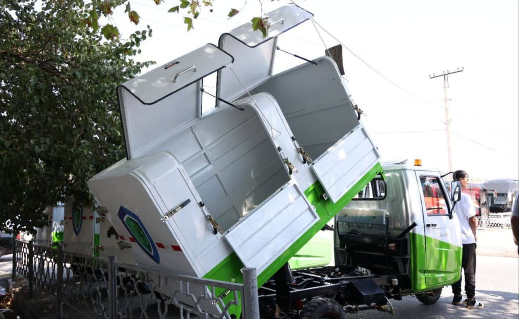 Samarqandda chiqindi tashish uchun elektr motorollerlar ishga tushirildi