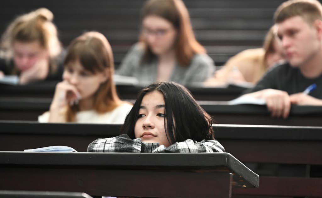 Rossiyaliklar orasida oliy ta’limga qiziqish pasayayotgani aytilmoqda
