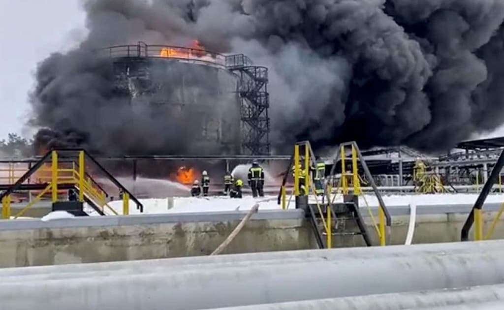 Украина кенг кўламли зарба билан Россиянинг нефт заводларини ишдан чиқарди