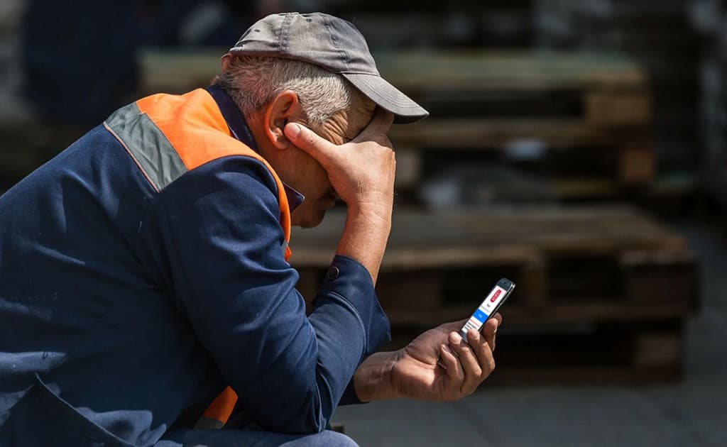 Moskvada mehnat muhojirlari geolokatsiyani politsiyaga uzatuvchi ilovani majburiy o‘rnatadi