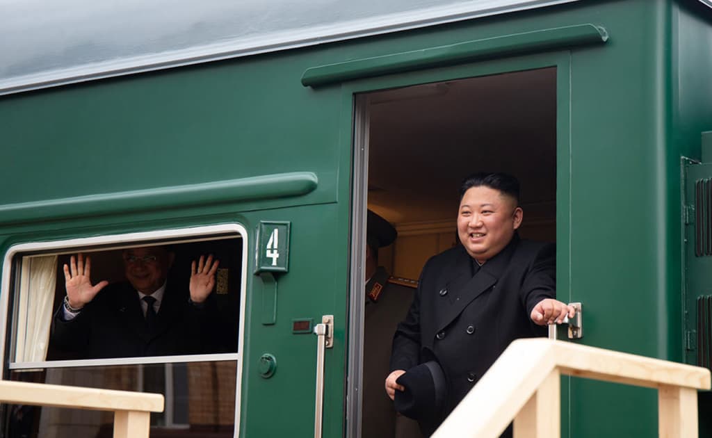 Kim Chen In Pekinga hojatxonasi, to‘shagi va axlat paketlari bilan bordi — Reuters