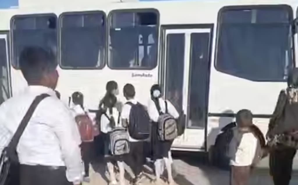 Paxtachida bolalar avtobusga mindirilmagan video ortidan hokimlik bepul qatnov joriy etdi