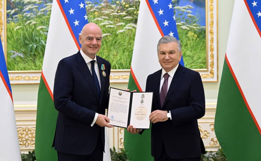 Mirziyoyev Janni Infantinoni mukofotladi