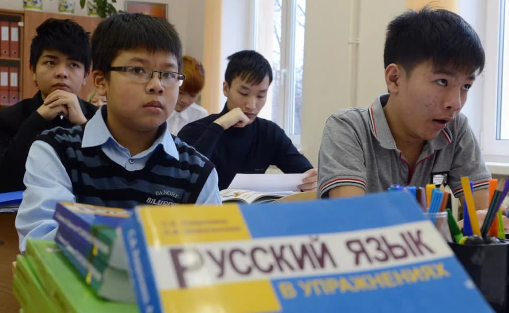 Rossiyada migrant bolalarning har 10 tadan 9 tasiga maktab eshiklari yopildi: tub sabablar