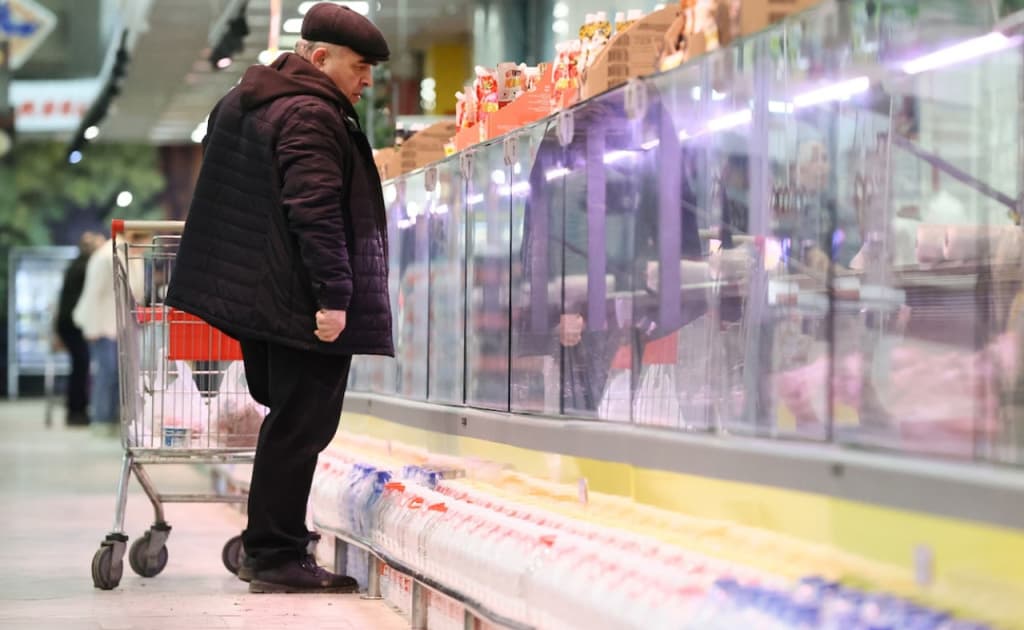 Rossiyaliklar endi oziq-ovqat va kiyim-kechakdan ham tejashga majbur bo‘lmoqda