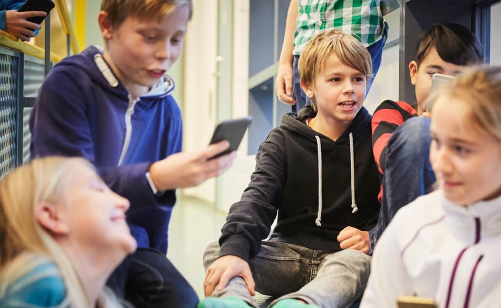 Shvetsiya maktablarida mobil telefonlardan foydalanish taqiqlandi